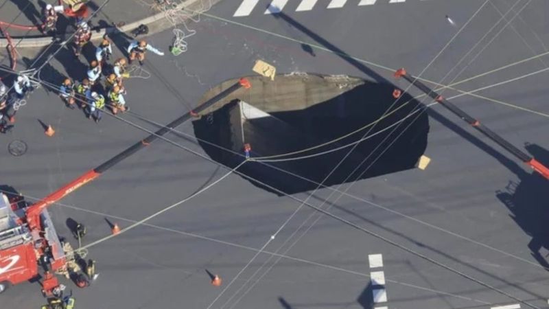 Japonya’da yol çöktü: Dev çukura kamyonet düştü