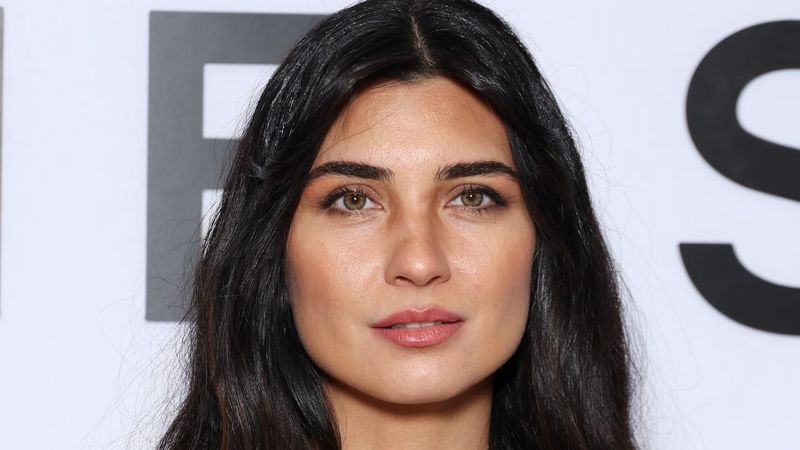 Oyuncu Tuba Büyüküstün'ün Paris günlükleri! Siyah dekolteli tarzıyla büyüledi