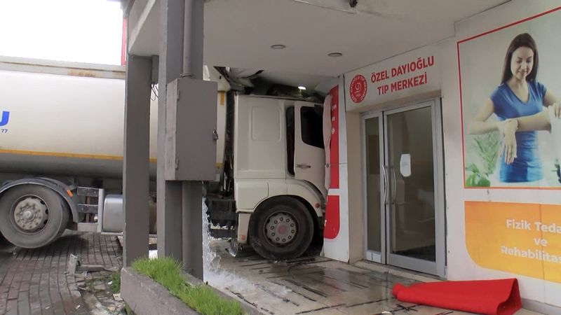 İstanbul'da su tankeri tıp merkezi binasına çarptı