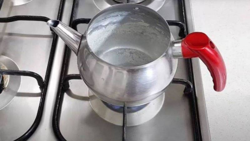 Çaydanlıkta 1 avuç kaynatın, içini dışını parlatın!