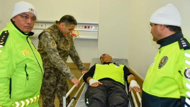 Kayseri'de polis aracı otomobille çarpıştı