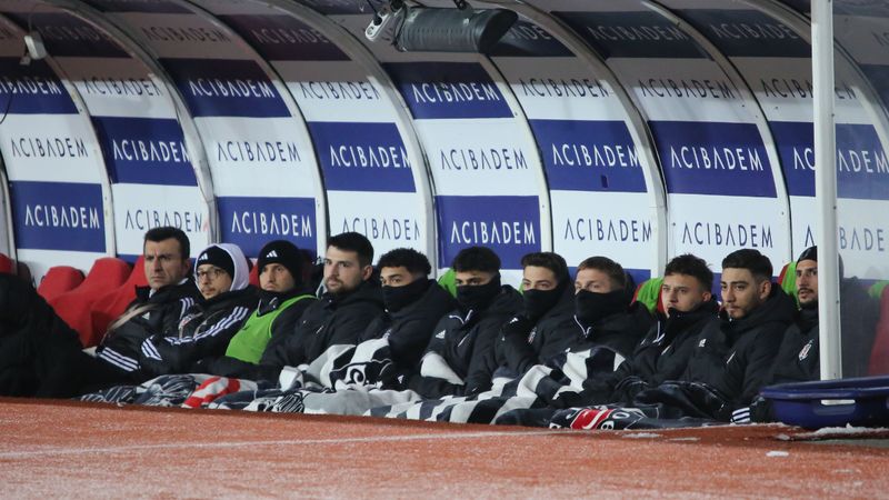 Beşiktaşlı futbolcular battaniyeye sarıldı