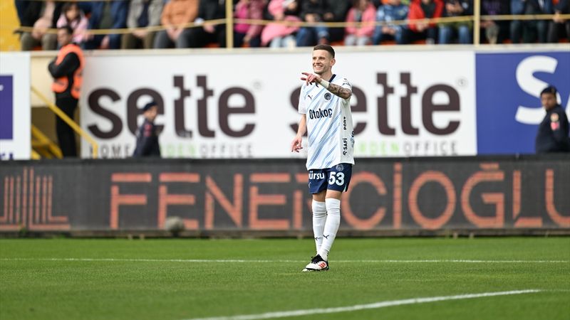 Fenerbahçe'de Sebastian Szymanski, cezalı duruma düştü