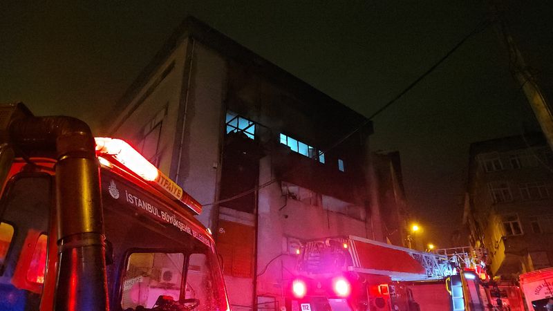 İstanbul'da tekstil atölyesinde yangın: 2 kişi dumandan etkilendi