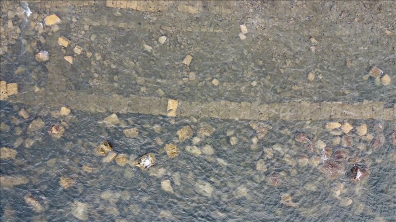 Kuzey Ege'de denizin çekilmesiyle 2 bin 500 yıllık limanın kalıntıları ortaya çıktı