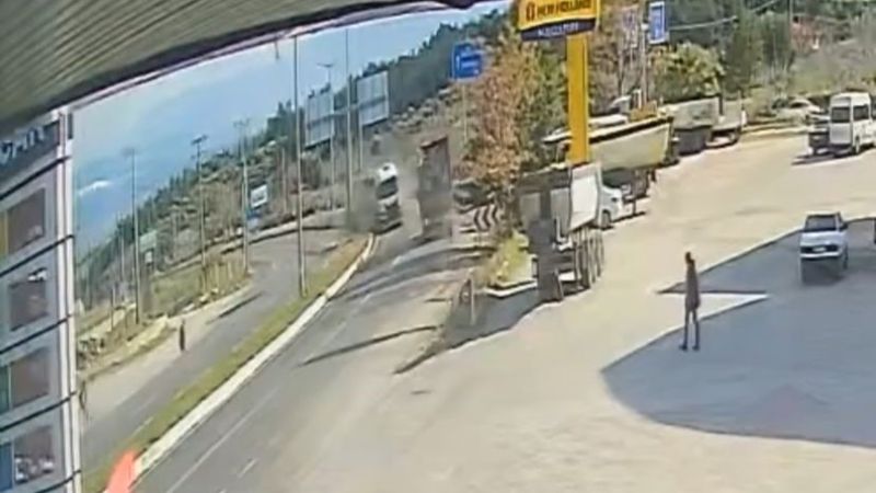 Denizli'de iki tır kafa kafaya çarpıştı