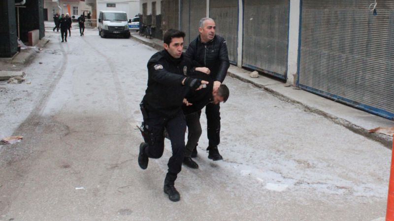 Aksaray'da akrabasını tüfekle yaraladı: Evine girerken yakalandı