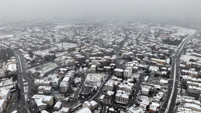 İstanbul'da kara ve soğuğa aldırmayan bir kişi denize girdi