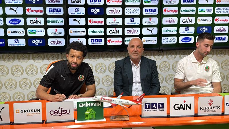 Alanyaspor'da toplu imza töreni yapıldı