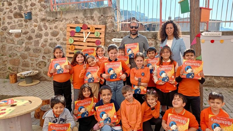 İzmir'de ilkokul öğrencileri dönüşümle oluşturdukları kitap okuma alanında yazarları ağırladı