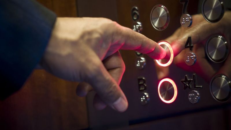 Asansöre Biner Binmez Bu Tuşa Basın, Hayatınızı Kurtarın...