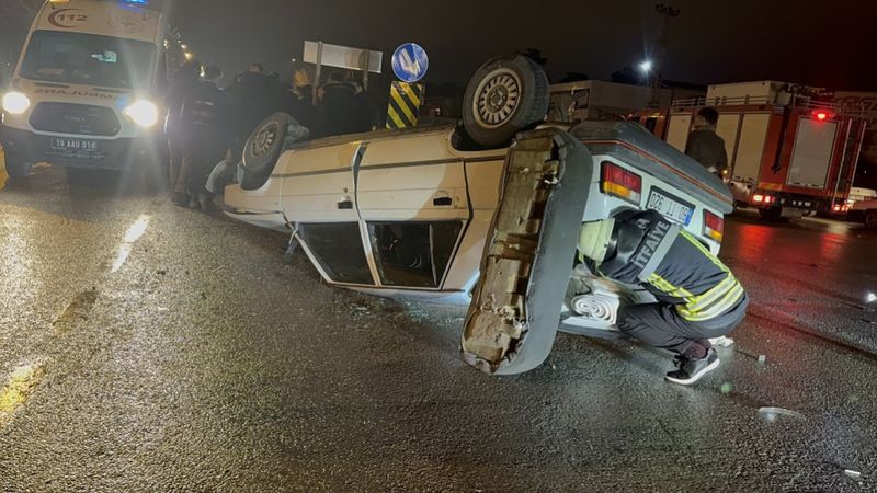 Çorum'da otomobil sinyalizasyon direğine çarpıp ters döndü: 2 yaralı