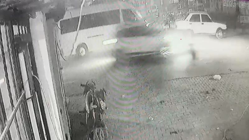 Hatay'da seyyar köftecinin ölümden saniyelerle kurtulduğu anlar kameralara yansıdı