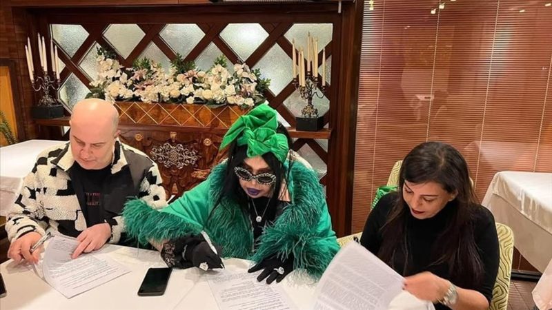 İmzalar atıldı; Bülent Ersoy'un hayatı film oluyor