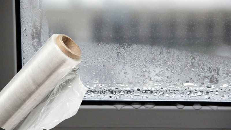 Pencere kenarlarına streç film serin, soğuk alma derdini temelli bitirin