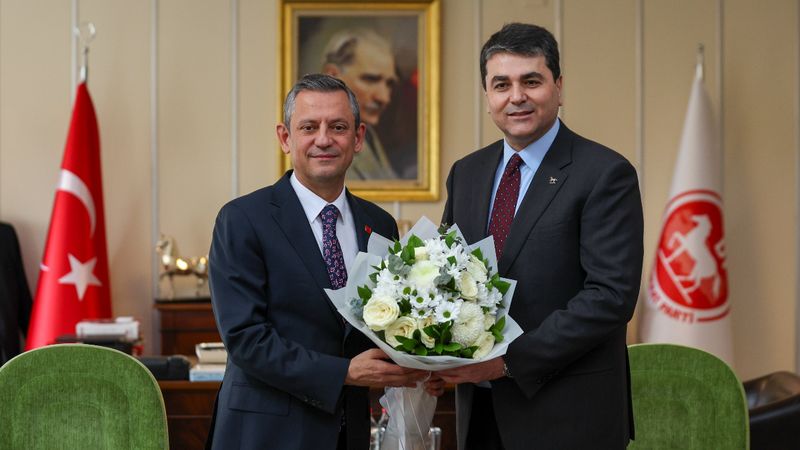 CHP lideri Özgür Özel'den Gültekin Uysal'a ziyaret