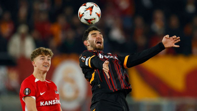 Galatasaray 10 kişi kaldı! Kaan Ayhan, kırmızı kart gördü