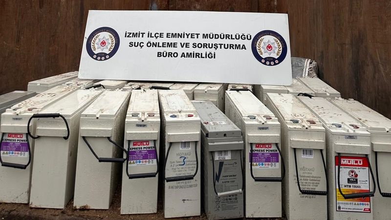 Kocaeli'de 1 milyon 300 bin liralık akü hırsızlığı polise takıldı