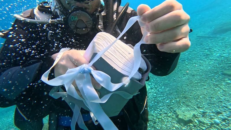 Antalya'da denizin dibinde kurdeleyle bağlanmış İncil bulundu