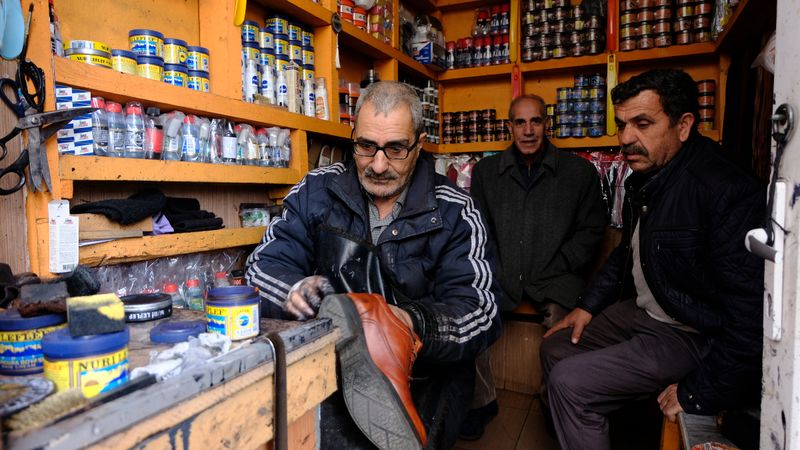 Bingöl'de engelli baba boyacılık yaparak 7 çocuğunu büyüttü