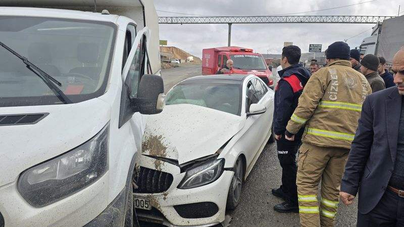 Şırnak'ta otomobil ile kamyonet çarpıştı: 5 yaralı