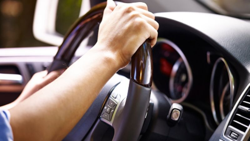 Sürücüler dikkat! Elini direksiyondan çeken yandı, anında binlerce lira ceza kesiliyor