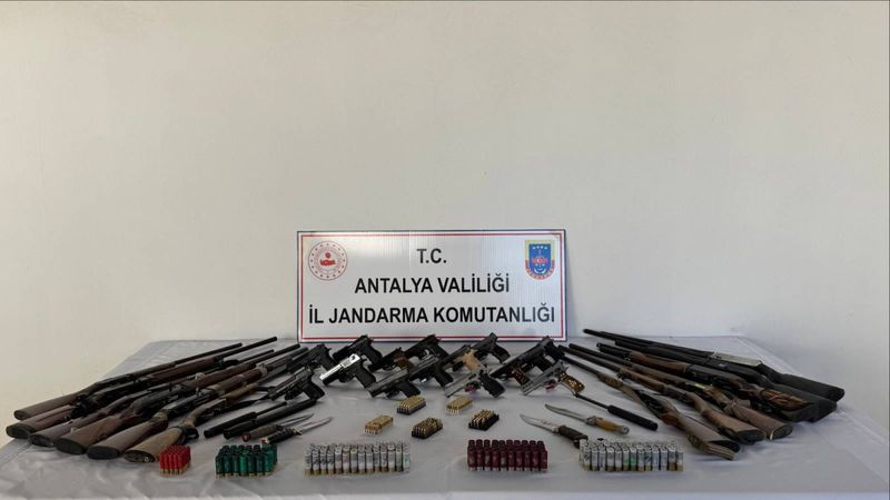 Antalya'da kaçakçılık operasyonu: 18 gözaltı