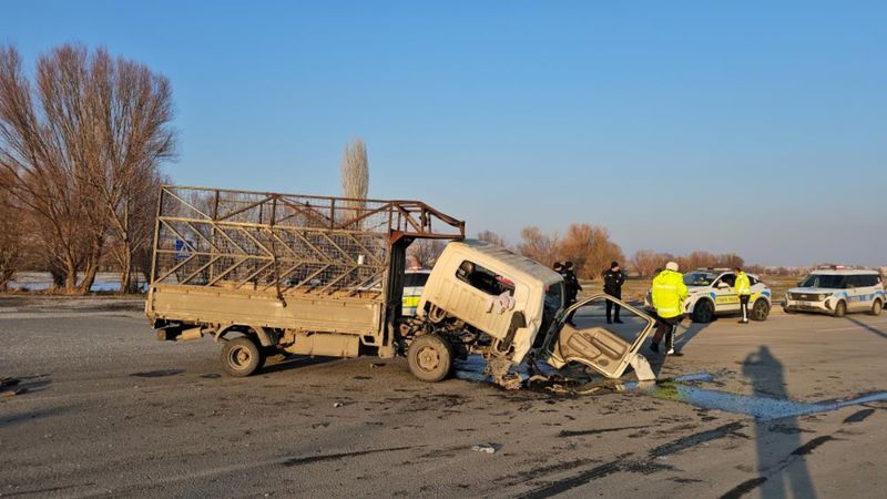 Kayseri'de kamyonet ile polis aracı çarpıştı: 2'si polis 4 yaralı