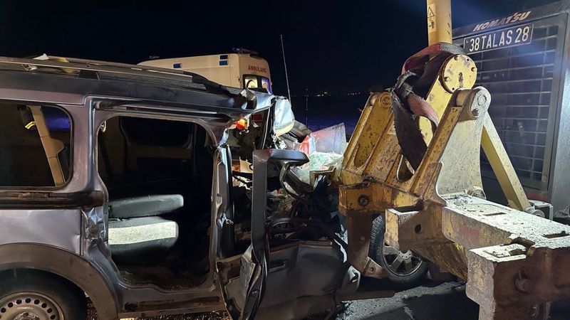 Kayseri'de hafif ticari araç iş makinesine çarptı: 1’i ağır 2 yaralı