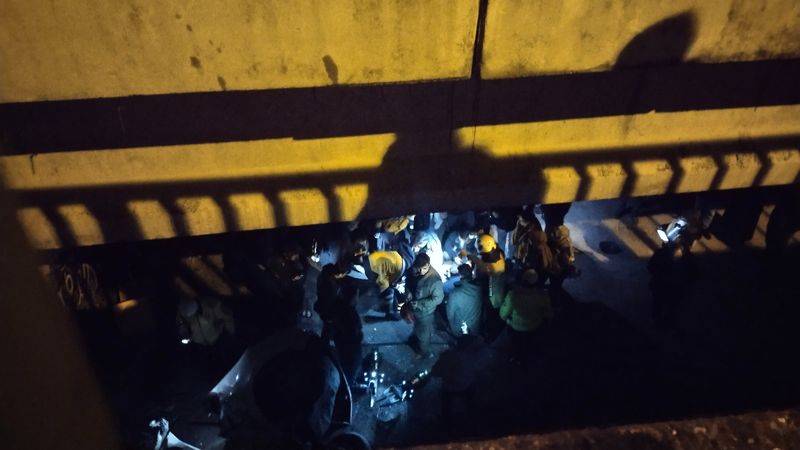 İstanbul'da otomobil viyadükten aşağı uçtu