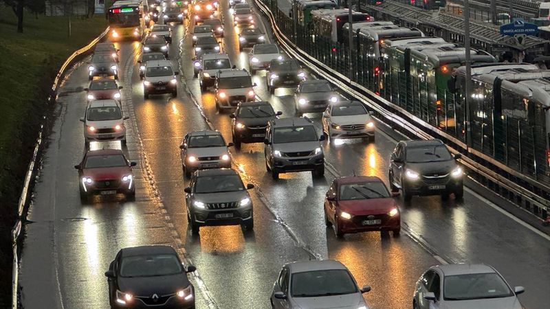 İstanbul’da sabah saatlerinde trafik yoğunluğu