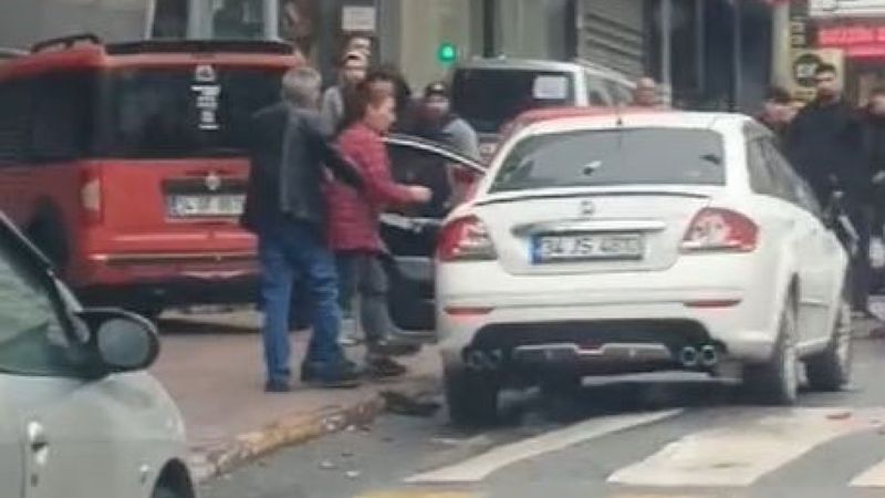 Esenyurt’ta kocasına sinirlenen kadın arabayı çekiçle parçaladı