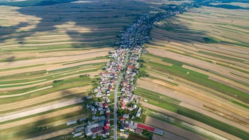 Koca köy tek bir cadde üzerinde yer alıyor! Fiyatlar dudak uçuklatıyor