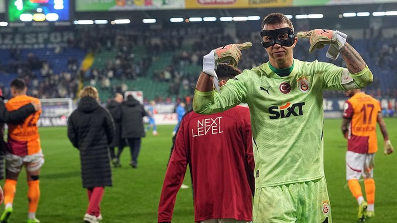 Fernando Muslera, Victor Osimhen'in maskesini taktı
