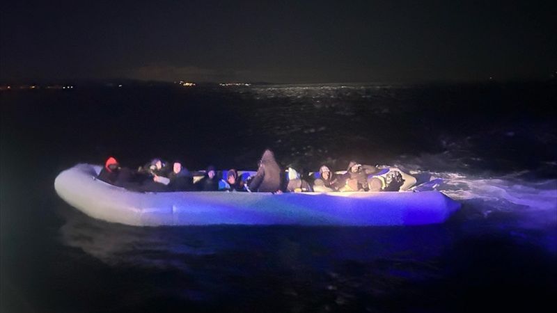 İzmir açıklarında çok sayıda düzensiz göçmen kurtarıldı