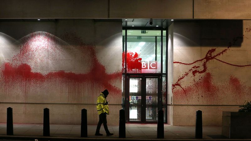 İngiltere'de aktivistler 'Gazze için' BBC'nin binasını kırmızıya boyadı