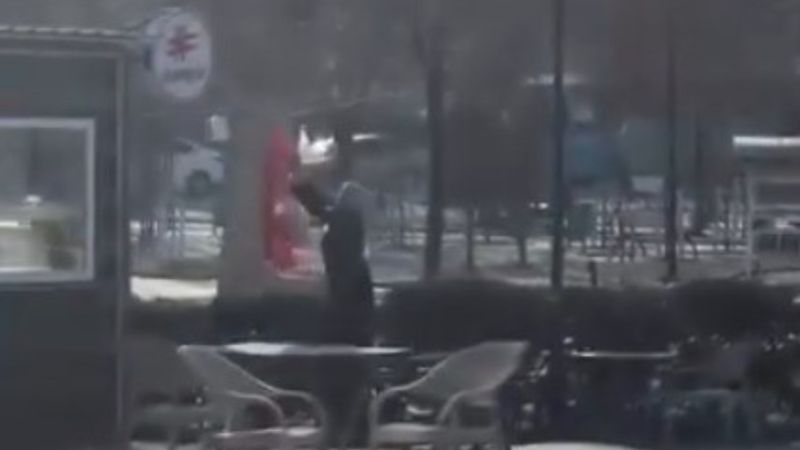 Kahramanmaraş'ta Türk bayrağını kesen kadınla kavga ettiler