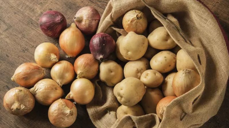 Bu yöntemlerle patates ve soğanlarınızı haftalarca taze tutabilirsiniz!