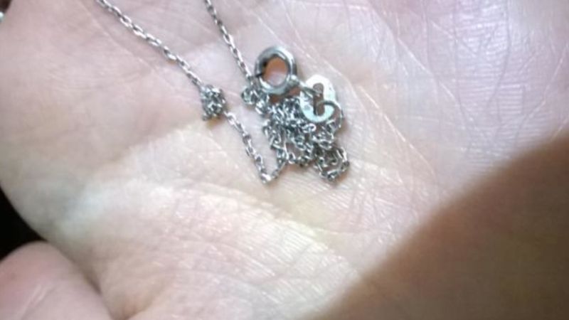 Kuyumcular bile şaşırıyor: Düğümlenmiş kolyeleri tek hamlede açan yöntem!