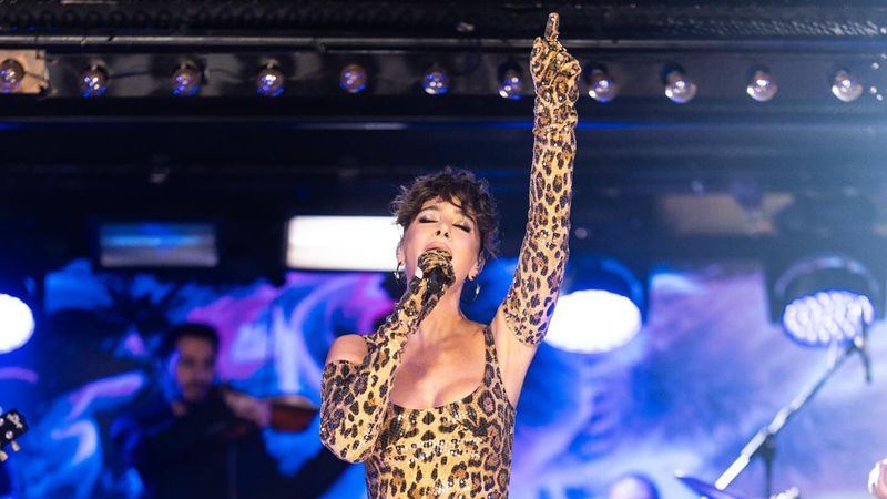 Sıla leopar elbisesiyle pozlar verdi! Takipçileri tarzına beğeni yağdırdı