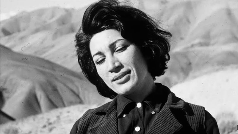 İran şiirinin modern kimliğini oluşturan Furûğ Ferruhzâd'ın Yaralarım Aşktandır kitabı