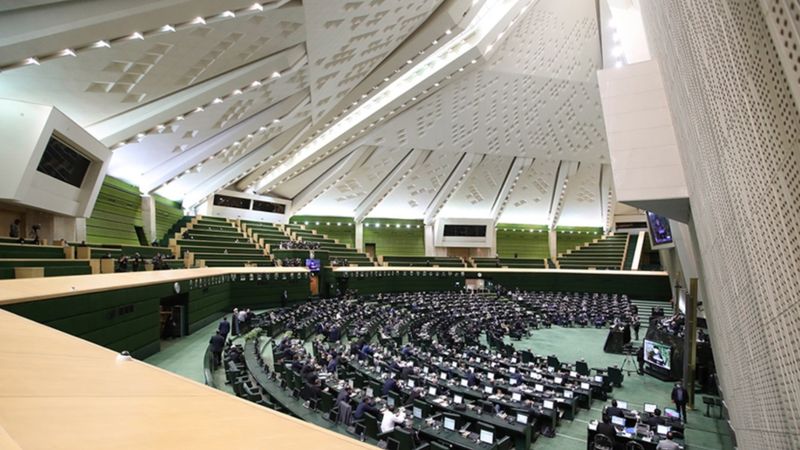 İran Meclisi, perşembe gününün hafta sonu tatiline eklenmesini onayladı