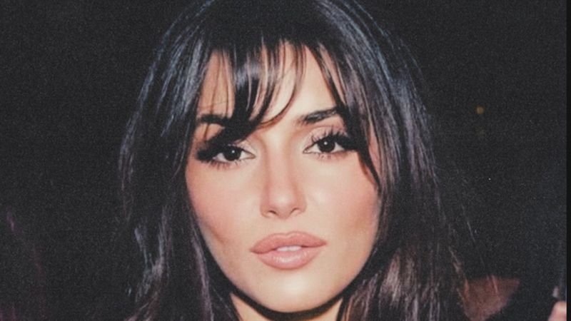 Hande Erçel, Paris Moda Haftası'nda! Siyah dekolteli mini elbisesiyle büyüledi