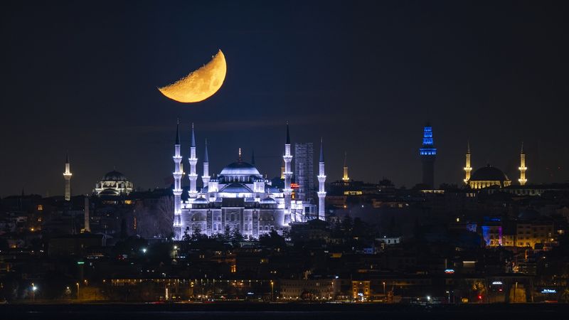 İstanbul'dan nefes kesen yarım ay kareleri