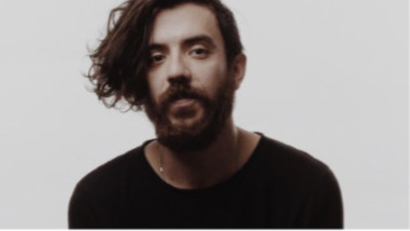 İran asıllı Amerikalı Cyrus Şems'in şehitlik kavramıyla olan karmaşık ilişkisi üzerine roman