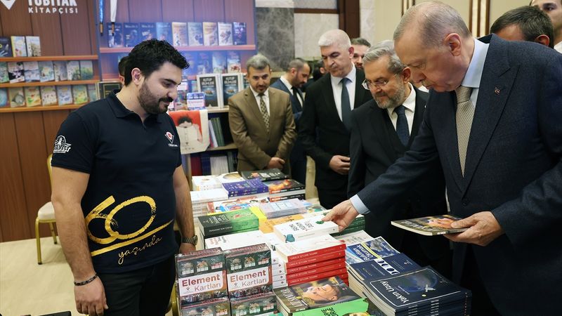 Cumhurbaşkanı Erdoğan, Cumhurbaşkanlığı Külliyesi'ndeki kitap fuarını gezdi