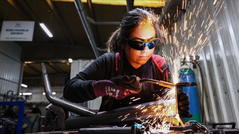 Kadın çalışan sayısı, erkeklerin yarısından az