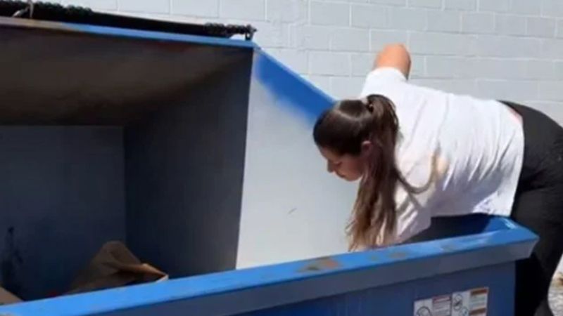 Alışverişi bıraktı, çöp karıştırmaya başladı