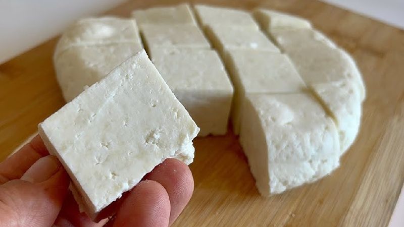 Peyniri uzun süre saklamanın sırrı: Streç film yerine bunu kullanın!