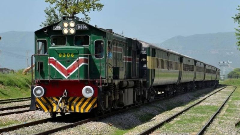 Pakistan'da 450 tren yolcusu rehin alındı